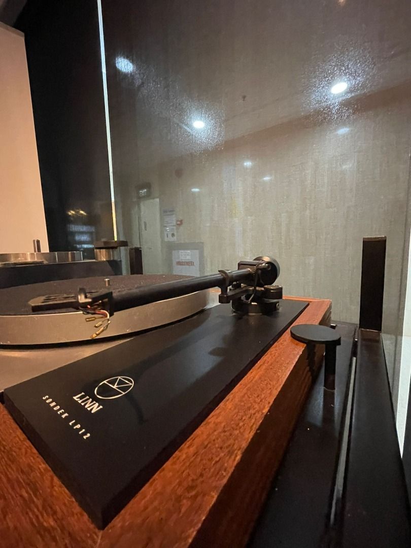Linn - Linn LP12 with EKOS Tonearm and Naim Armagaddon Power Supply - 4 Linn - Linn LP12 with EKOS Tonearm and Naim Armagaddon Power Supply - 4
