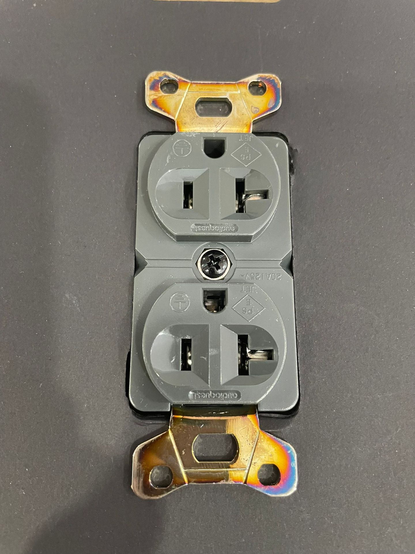 Audio Quest - Audio Quest NRG Edison 20 AC Duplex Outlet - 4 Audio Quest - Audio Quest NRG Edison 20 AC Duplex Outlet - 4