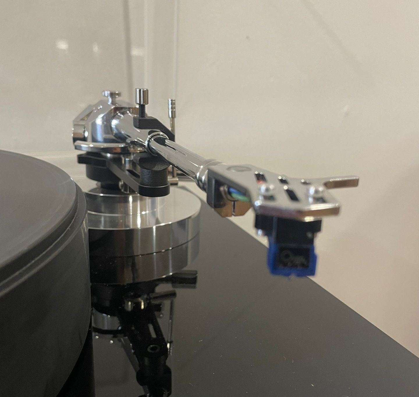 Transrotor - Transrotor Strato Turntable (Black Nero) with TR9 Chrom Tonearm/Figaro MC Cartridge and Konstant FMD Power Supply - 3