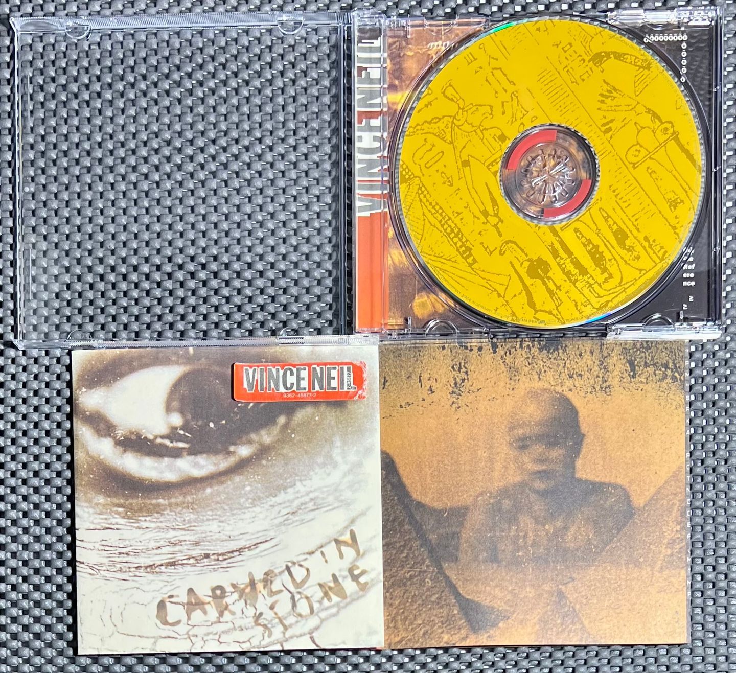 Vince Neil - Carved In Stone | Warner Bros. Records (9362-45877-2) - 3 Vince Neil - Carved In Stone | Warner Bros. Records (9362-45877-2) - 3