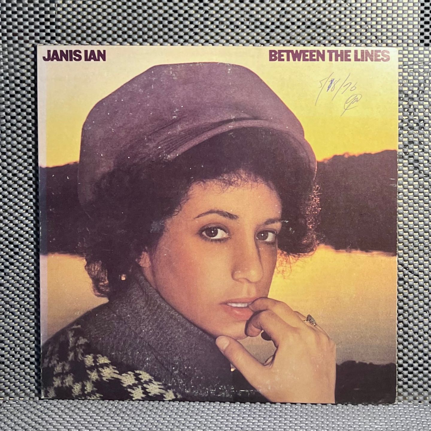 Janis Ian - Between The Lines [LP - 1st US Press - 1975 - VG+/VG+] | Columbia (PC 33394) - main