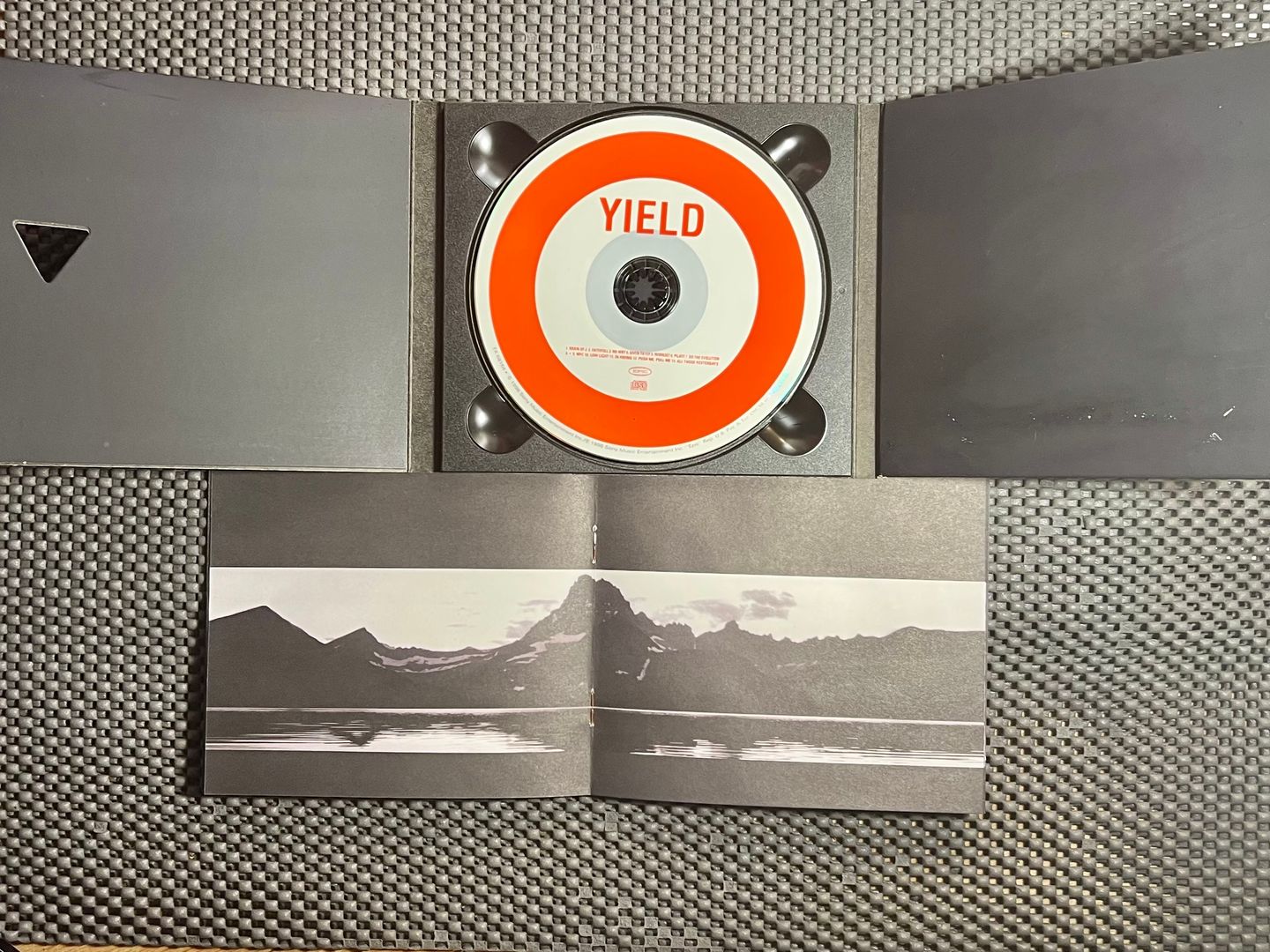 Pearl Jam - Yield [CD - 1st US Press - 1998 - Mint / Mint] | Epic (EK 68164) - 3