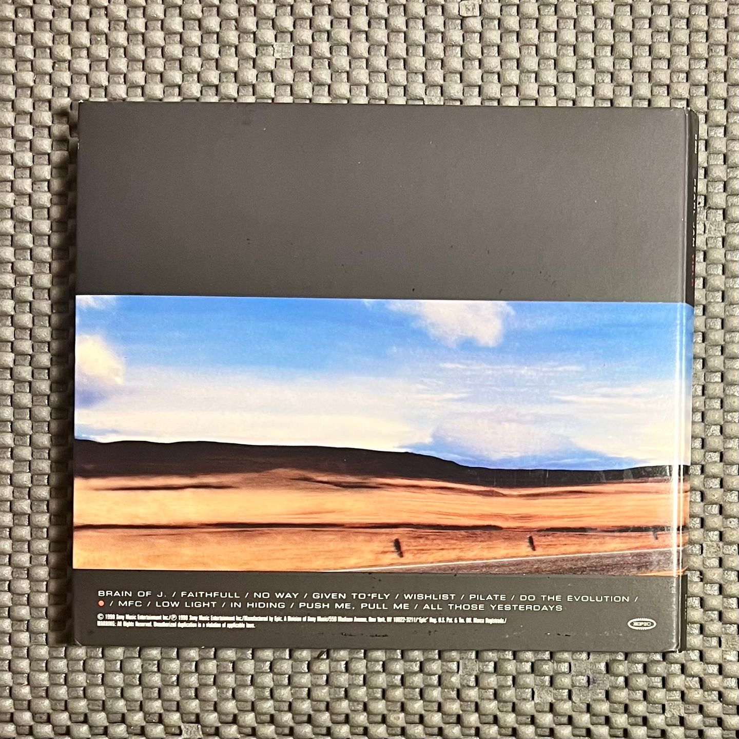 Pearl Jam - Yield [CD - 1st US Press - 1998 - Mint / Mint] | Epic (EK 68164) - 2