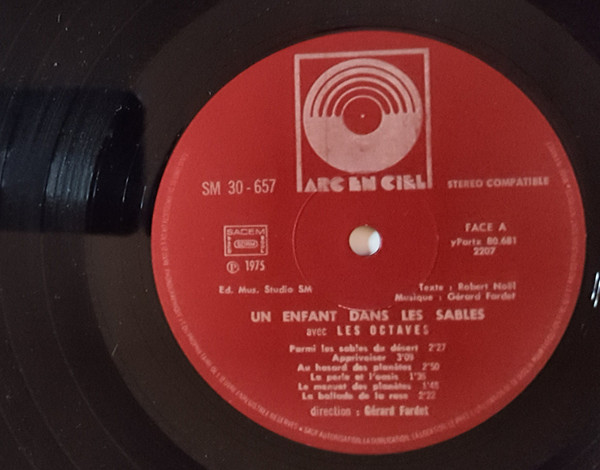 Un Enfant Dans Les Sables