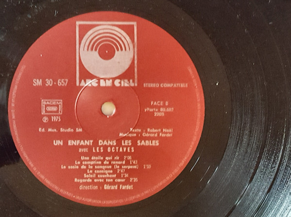 Un Enfant Dans Les Sables