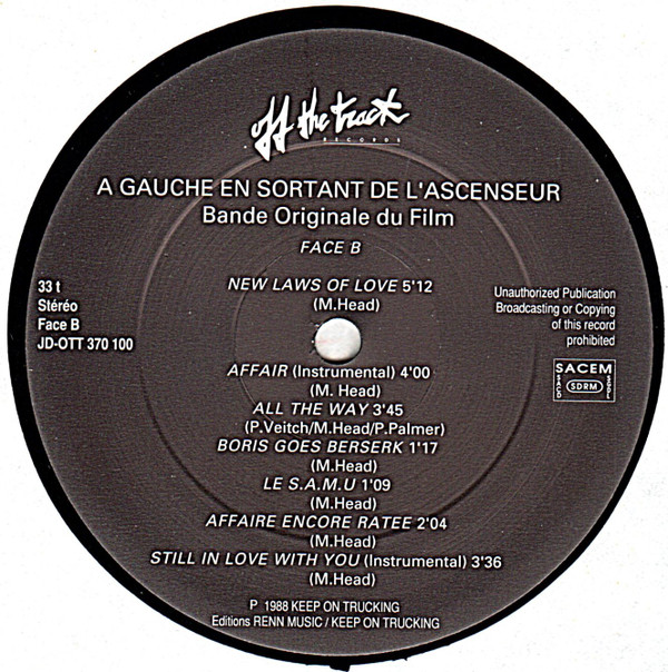 A Gauche En Sortant De L'Ascenceur