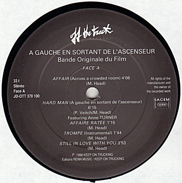 A Gauche En Sortant De L'Ascenceur